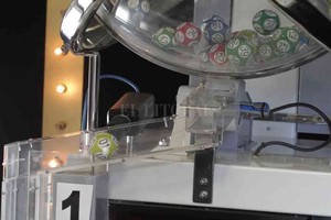 ELLITORAL_394838 |  Archivo El Litoral La izquierda  se sacó  el quini. Esas bolillas se usaron para el sorteo correspondiente a la ciudad.