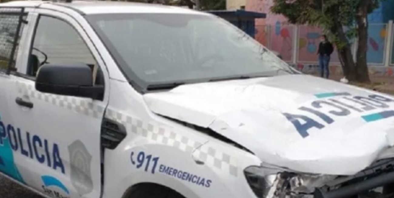 Un patrullero cruzó en rojo y mató a un motociclista en San Martín