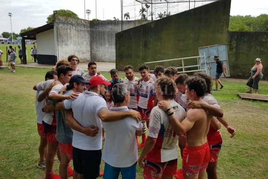 ELLITORAL_422840 | El Litoral Jugadores, entrenadores y colaboradores, todos juntos en una ronda cuya imagen lo dice todo: ¡Hay equipo!