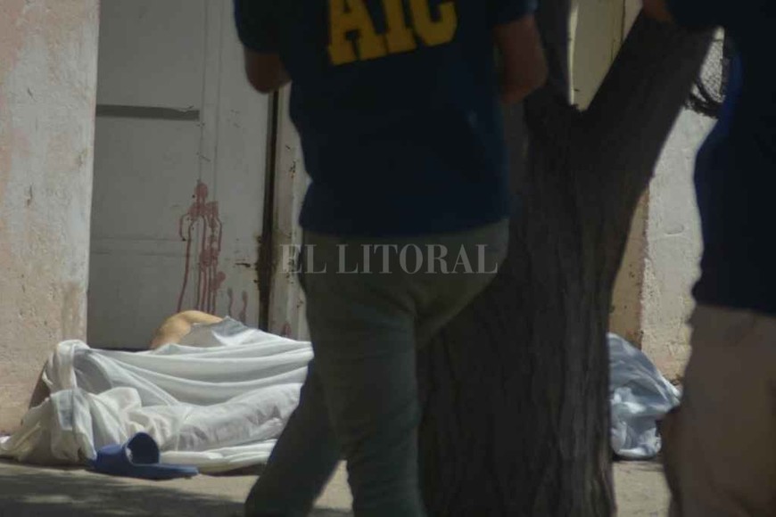 ELLITORAL_436426 |  Luis Cetraro. Aguirre fue acribillado a tiros. En la pared quedaron también algunos impactos de bala y manchas de sangre.