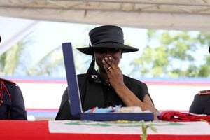 Martine Etthiene, esposa del asesinado presidente haitiano Jovenel Moise, llora junto al ataúd durante el funeral. Archivo El Litoral.