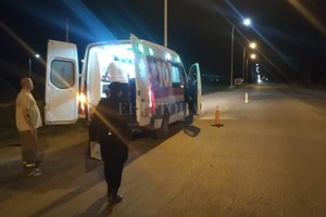 ELLITORAL_410258 |  El Litoral El momento en que personal de emergencia asiste a uno de los heridos.