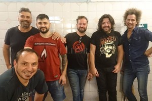 ELLITORAL_386475 |  Gentileza producción Encuentro: Javier  Mono  Farelli, Nico Bordón, el conductor Paulo  Pato  Galletti, Cristian  Matt Hungo  Deicas, Ike Parodi y el conductor y operador Luis Beretta.