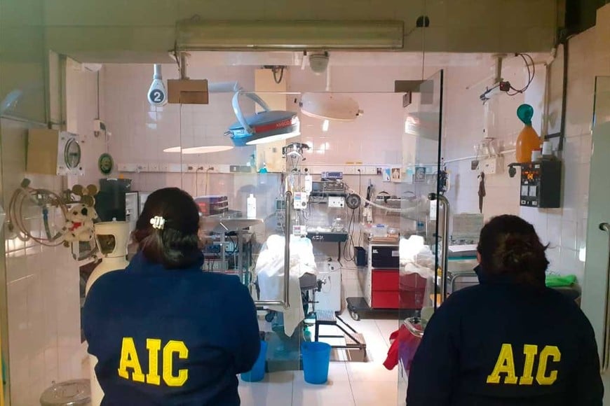 ELLITORAL_398389 |  Gentileza Prensa AIC Producto del allanamiento, se halló un quirófano equipado y se secuestraron tres bolsas con residuos patológicos.
