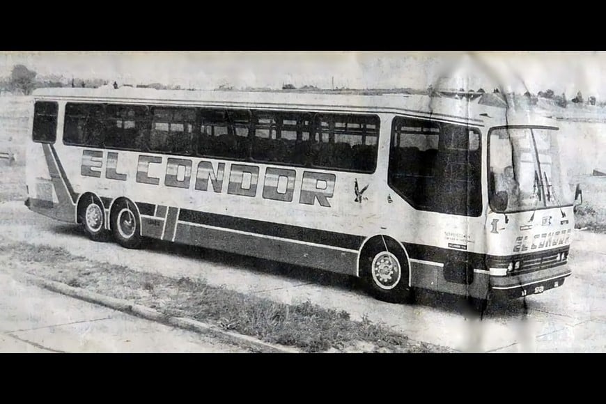 ELLITORAL_382370 |  Archivo El Litoral / Gentileza Oscar Pecorari Unidad carrocera Ypec sobre chasis Scania K-112, fabricada en 1988. Perteneciente a la empresa El Cóndor. Se trató del primer ómnibus construido por dicho establecimiento carrocero.