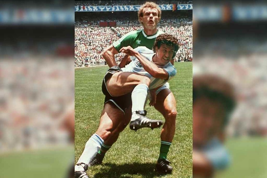 ELLITORAL_417803 |  Archivo El insólito pedido que le hizo Bilardo:  Tenés que hacerle personal a Briegel y si ganás el duelo, somos campeones del mundo , le dijo la mañana de la final con los alemanes en México.