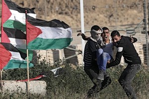 ELLITORAL_207396 |  EFE / MOHAMMED SABER Manifestantes evacuan a un herido en las protestas de este sábado en Gaza.