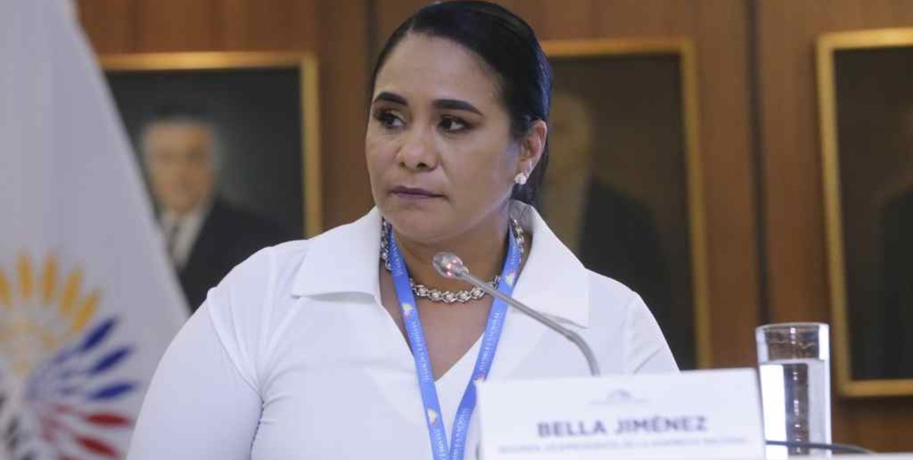 Acusan a vicepresidenta del parlamento ecuatoriano por uso discrecional de cargos públicos  