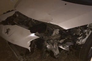 ELLITORAL_392966 |  Gentileza Así quedó la parte delantera del vehículo.