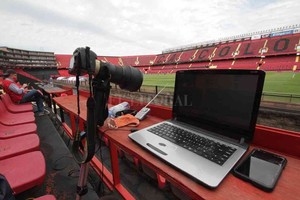 ELLITORAL_372392 |  Mauricio Garín Así, sólo con los jugadores. La postal del Brigadier López en pandemia: se viene un clásico sin gente, muy similar desde el marco al del gol de penal que marcó Lizio para Unión en el 2013.