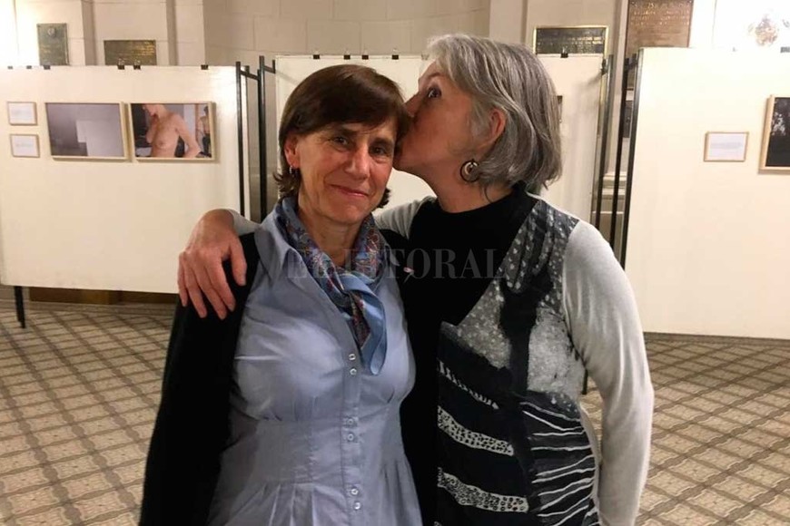 ELLITORAL_267118 |  Prensa Bloque Igualdad y Participación Lazos: el de color rosa para concientizar sobre la prevención del cáncer de mama en un cartel. El de amistad entre Cecilia Augsburger y Silvina Salinas,  protagonistas de la muestra, en la imagen.