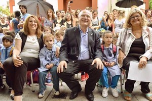Gentileza Secretaría de Comunicación Social El gobernador Miguel Lifschitz junto a la ministra de Educación, Claudia Balagué, con los chiquitos del Jardín de Infantes Nº 38 de Rosario. Se crearon 117 cargos de nivel inicial en toda la provincia para cubrir la mayor demanda en salas de 4 años.