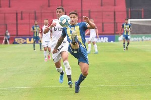 ELLITORAL_371396 |  Archivo ¿Bianchi por Garcés?. El ex zaguero de Newell´s y Atlético Tucumán (foto) tendría chances de reemplazar al pibe de las divisiones inferiores en la línea de tres.