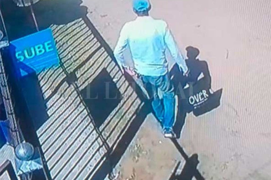 ELLITORAL_379448 | El Litoral La última imagen de Popi Perezlindo con vida, luego de adquirir pan y queso en una despensa de La Guardia.