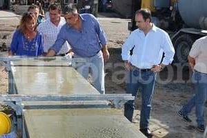 ELLITORAL_116881 |  Gentileza Prensa Municipalidad Santa Fe El intendente José Corral visitó esta mañana la fábrica que construye las estructuras premoldeadas de las ocho paradas.
