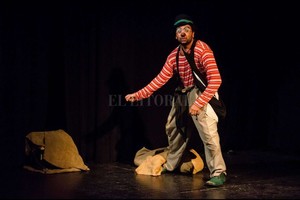 ELLITORAL_399807 |  Gentileza producción / Raúl Perriere Linge juega con la melancolía y con que todo le sale mal. Pero disfruta de ser como es y se presta al juego con eso.