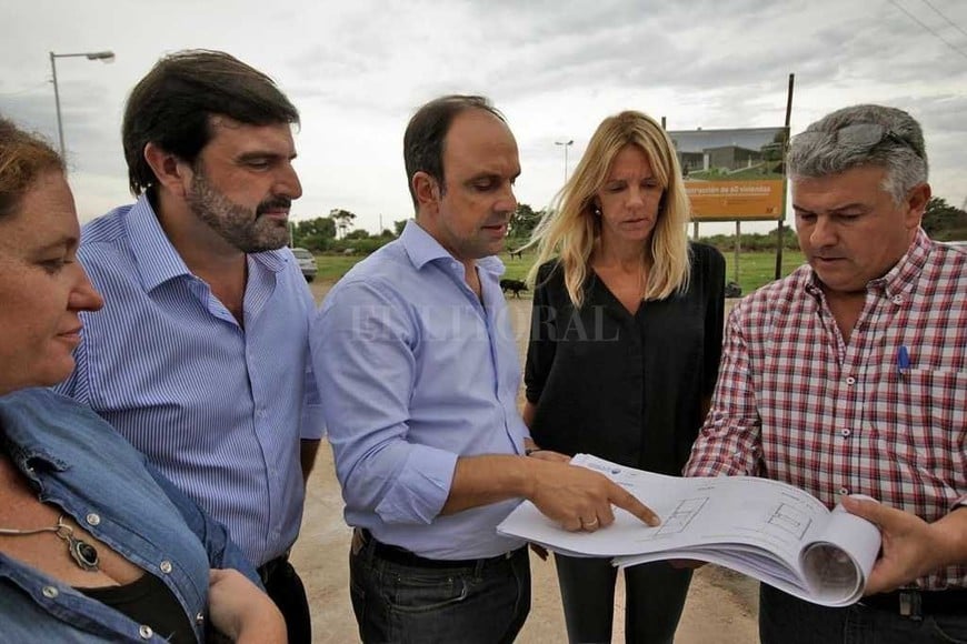 ELLITORAL_181221 | Gentileza Municipalidad de Santa Fe El intendente analiza la obra junto a funcionarios nacionales y del municipio. Los trabajos empiezan el jueves y se realizarán cortes de tránsito en este sector.