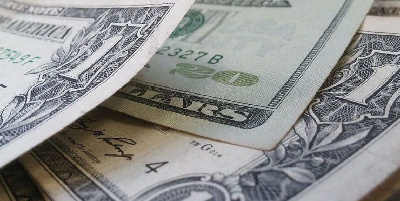 Tras alcanzar su récord histórico, el dólar blue retrocedió este lunes
