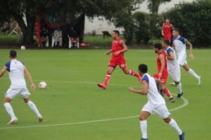 Prensa Unión. Gallegos en el centro, el autor del único gol del primer partido.