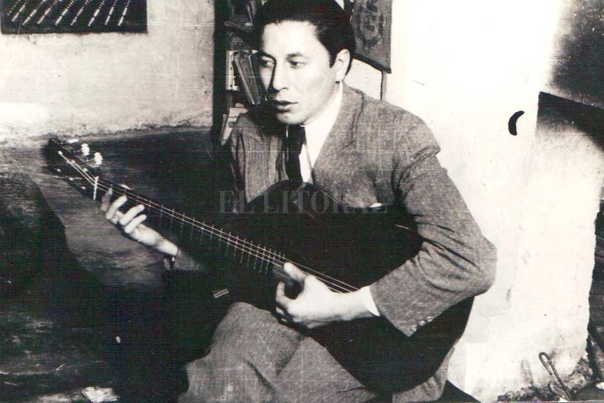 ELLITORAL_402868 |  Archivo El Litoral Atahualpa Yupanqui. Con su primera guitarra, en la casa de Rodolfo Borzone en Santa Fe. Dicha guitarra fue donada por Yupanqui a Borzone y se conserva en esta ciudad, según cuenta el nieto de Borzone, Esteban Borzone.