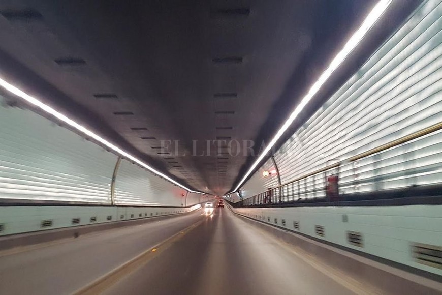 ELLITORAL_176340 |  Gentileza Prensa Túnel Subfluvial La iluminación LED del túnel se inauguró junto a otras obras el 13 de diciembre del año pasado, en ocasión de un nuevo aniversario de la entidad. El último corte de cintas se había realizado en 1969, cuando se puso en servicio el enlace.