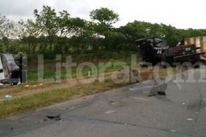 ELLITORAL_118765 |  Juan Carlos Scalzo (Corresponsal Rafaela) Los vehículos involucrados quedaron destrozados. Bomberos y la policía actuó en el lugar, donde se montó un operativo de tránsito.