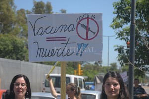 Mauricio Garín Pancartas del grupo antivacunas, días atrás durante la visita a la ciudad de la Ministra de Salud nacional, Carla Vizzotti.