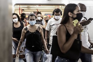 ELLITORAL_364972 |  Xinhua/Rahel Patrasso (210322) -- SAO PAULO, 22 marzo, 2021 (Xinhua) -- Personas salen de un vagón del metro, en Sao Paulo, Brasil, el 22 de marzo de 2021. (Xinhua/Rahel Patrasso) (rp) (oa) (ra) (ce)