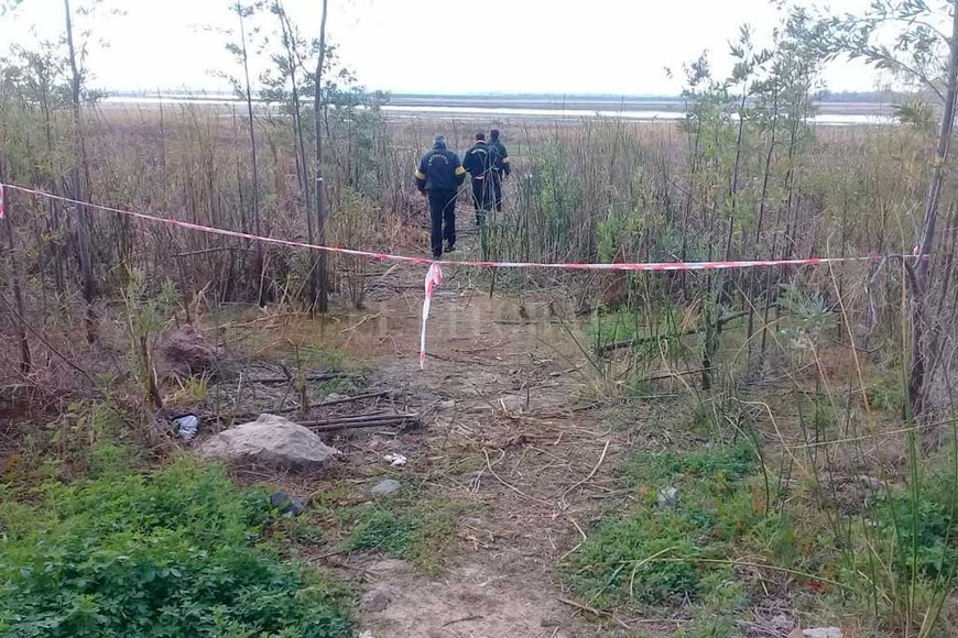 ELLITORAL_400050 |  Gentileza In situ. Personal de Cobem y de Gestión de Riesgo del municipio inspecciona el terreno para advertir peligros y planificar las rutas de acceso, en caso de accidentes.