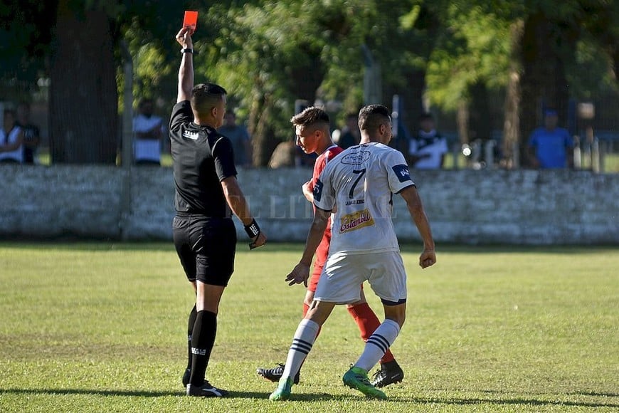 ELLITORAL_367436 |  Pablo Aguirre El arbitraje de Maximiliano Moya fue una de las claves del encuentro, con cinco expulsiones justificadas.