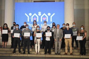 Manuel Fabatía El senador Joaquín Gramajo junto a parte del personal agasajado en la explanada de la Legislatura.