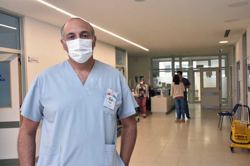 ELLITORAL_363901 |  Flavio Raina Edgardo Contreras, jefe de enfermería de la guardia central.