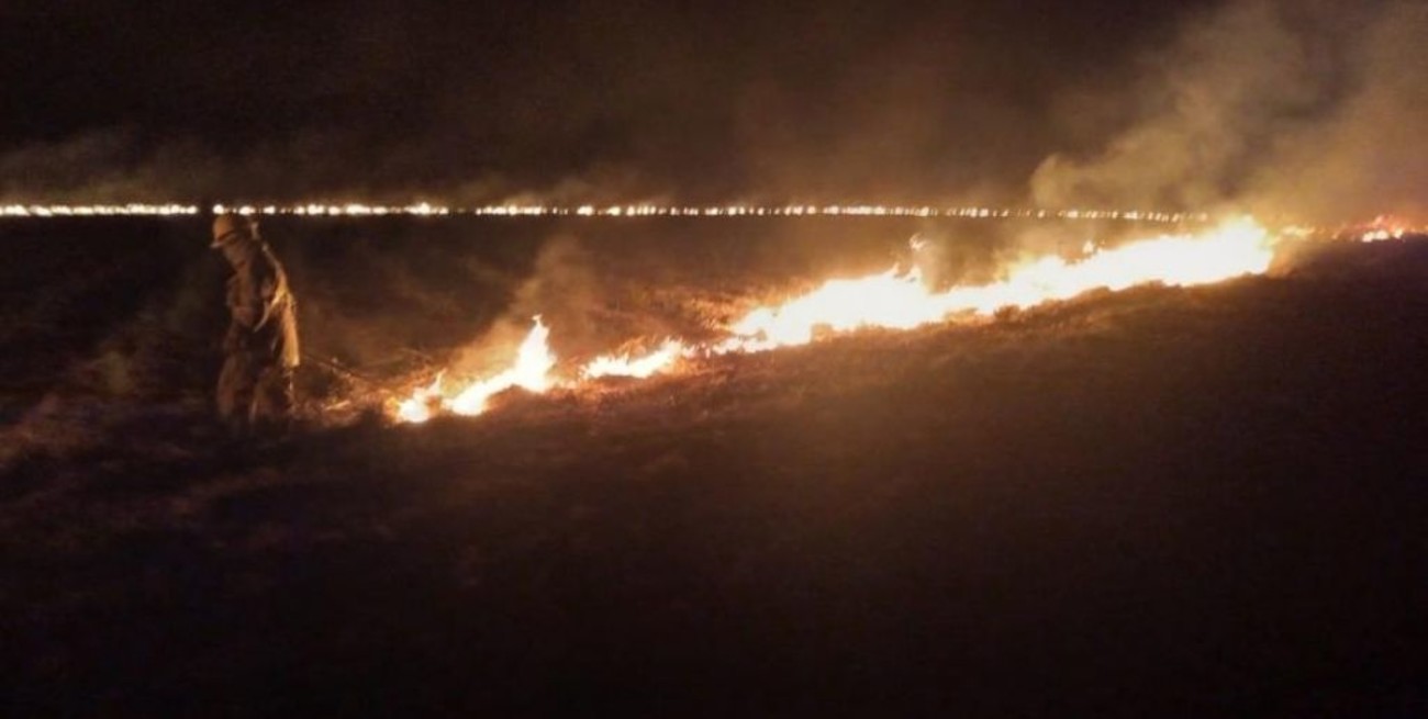Defensa Civil trabaja contra reloj para apagar los incendios en Tucumán