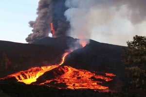 ELLITORAL_411690 |  Twitter Así permanecía este lunes por la noche el volcán La Palma, en Islas Canarias.