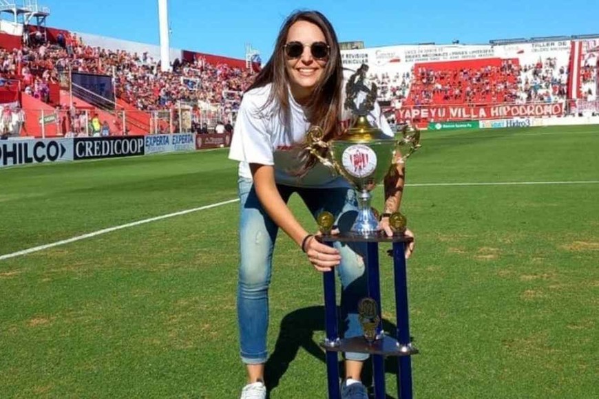 ELLITORAL_420865 |  Gentileza María Laura Mohr. Jugadora de Unión y ahora DT. En la cancha de Unión y con el trofeo que obtuvieron en la Asociación Santafesina de Futsal.