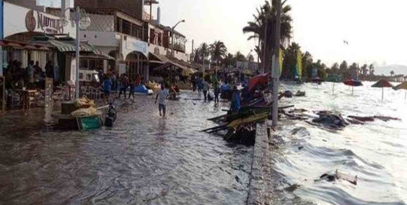 Fuertes olas provocaron derrame de petróleo y afectaron las costas de Perú