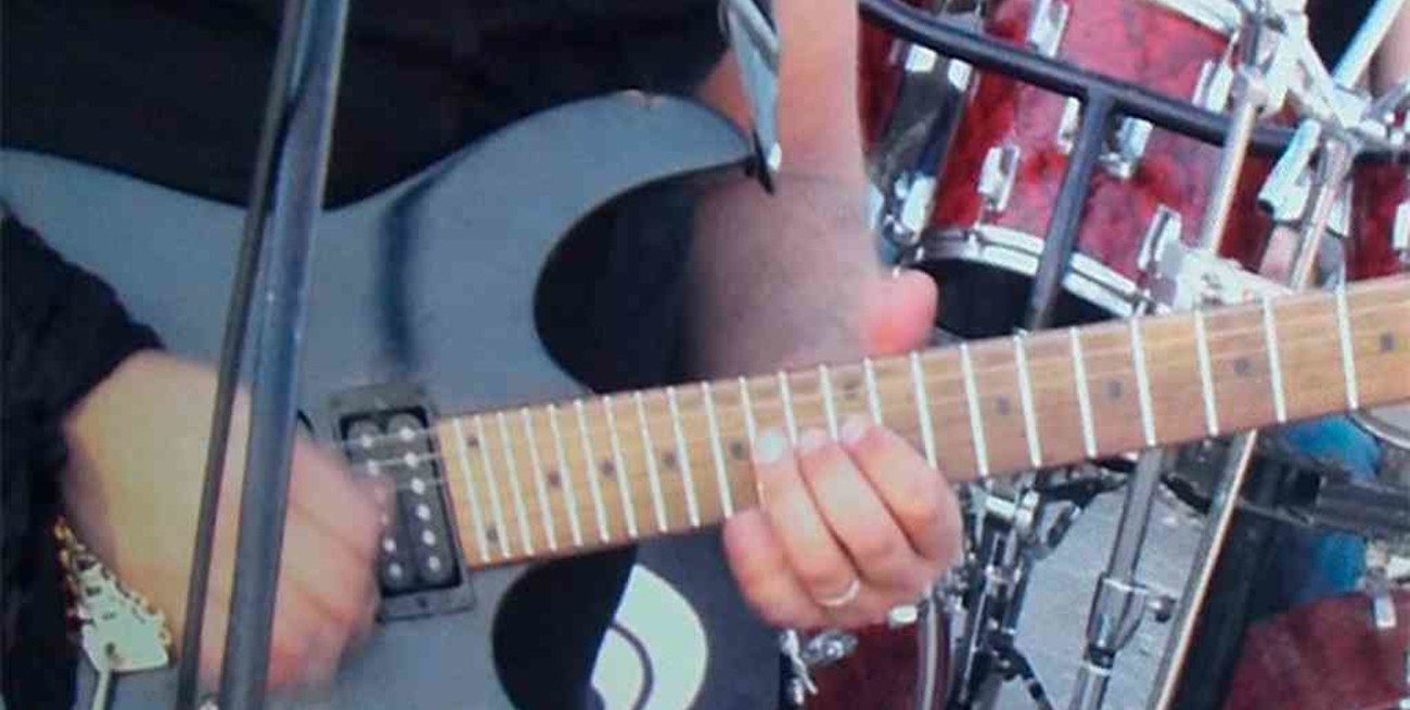 Paraná: la familia de un músico fallecido pide ayuda para recuperar la guitarra que le robaron