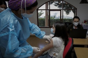 ELLITORAL_392818 |  Agencia Xinhua Caso parecido. Ecuador inició hace unos pocos días la vacunación contra el Covid-19 entre niños a partir de los 12 años con enfermedades agravantes, en el marco de la inmunización masiva que lleva adelante ese país para reducir los contagios.