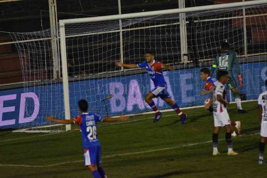 ELLITORAL_371142 |  Mauricio Garín El último festejo de un delantero. Juan Manuel García acaba de marcar ante Patronato, en la victoria en el Grela por la cuarta fecha. Después, hubo seis partidos en los que Unión llegó al gol a través de algún volante o defensor.