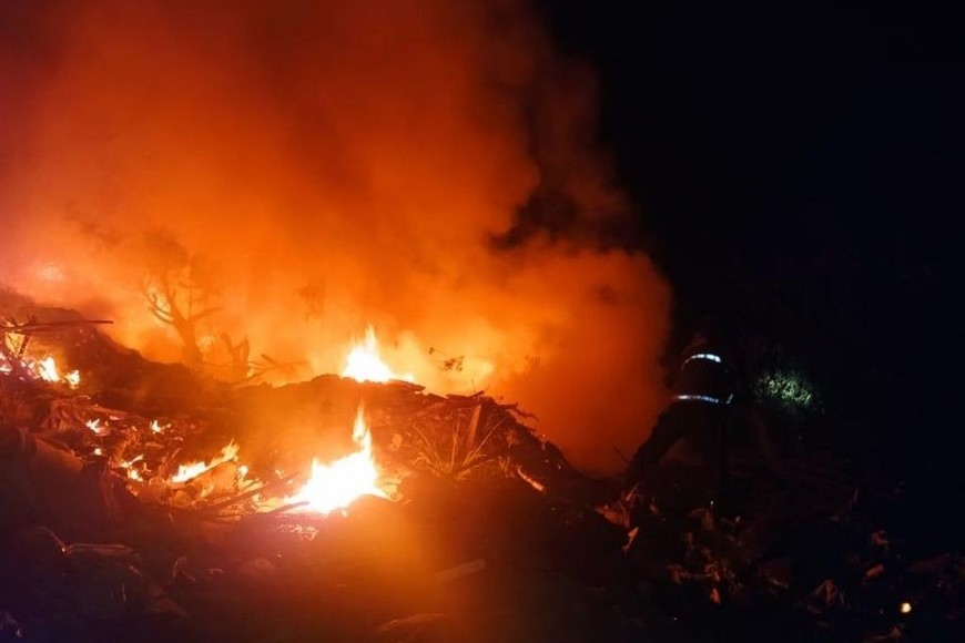 ELLITORAL_435867 | Prensa ABZ Horas antes, el mismo personal había sido convocado para apagar el fuego en un basural del barrio Los Hornos.