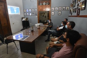 Pablo Aguirre Martín Rodríguez, al mando del curso que tuvo algunos protagonistas de manera presencial, pero la gran mayoría, vía zoom.