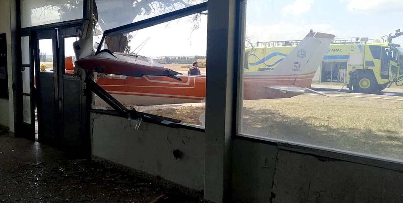 Perdió el control de la avioneta y terminó incrustado contra el edificio del aeropuerto de Neuquén