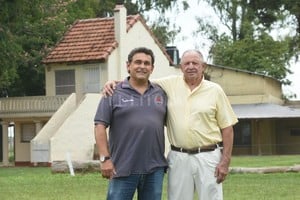 Mauricio Garín Miguel Carughi y Norberto Carosso. Presidente y Vice respectivamente en la actualidad con el impecable cuadro de los fundadores de Cha Roga.