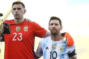 ELLITORAL_401922 |  Reuters Soccer Football - World Cup - South American Qualifiers - Brazil v Argentina - Arena Corinthians, Sao Paulo, Brazil - September 5, 2021 Argentina's Lionel Messi and Emiliano Martinez line up before the match REUTERS/Amanda Perobelli