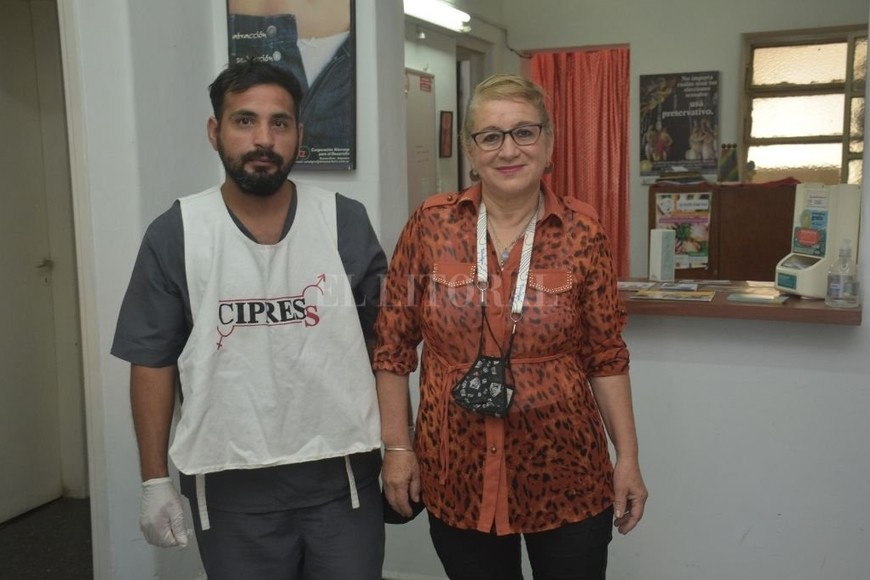 ELLITORAL_421098 |  Flavio Raina Ángel Díaz y María Rosa Sotomayor en la sede de Cipress, San Lorenzo 3052 de esta ciudad. El miércoles 1° de diciembre habrá una jornada de testeos y concientización.