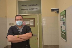 ELLITORAL_427517 |  Flavio Raina Carlos Zucchella, médico intensivista. Detrás, el ingreso a un servicio que fue clave durante la fase crítica de la pandemia.