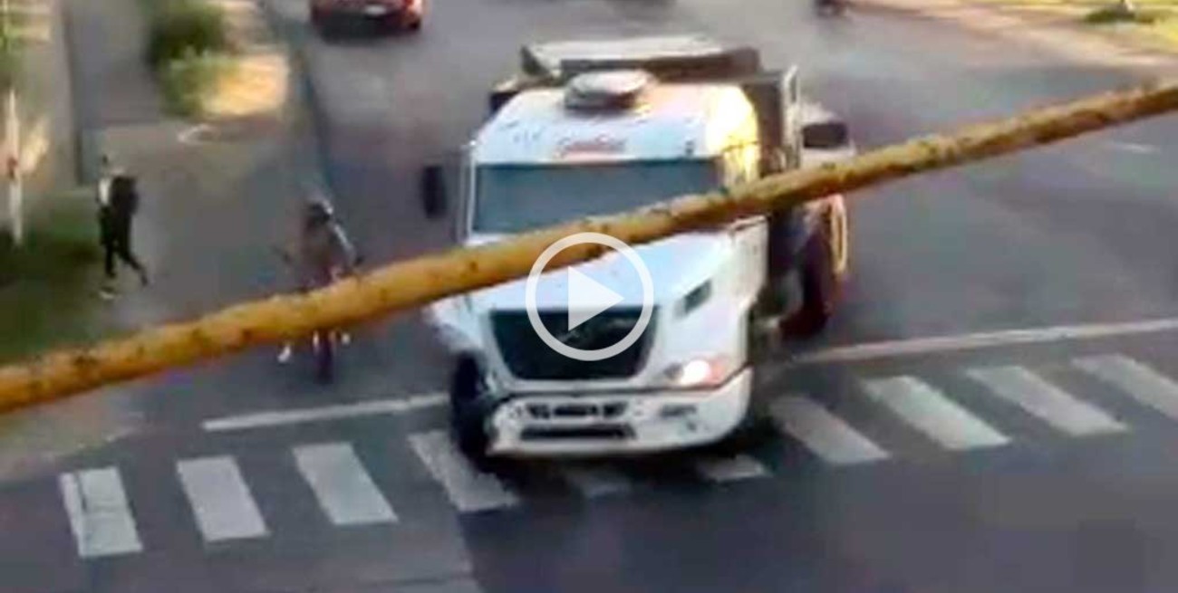 Video: un camión arrolló a una motociclista en Reconquista 