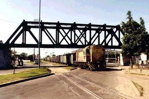 ELLITORAL_409419 |  Archivo El Litoral - Milan Dimitri Un tren del Ferrocarril Belgrano para por debajo del Puente Negro en el año 1992.