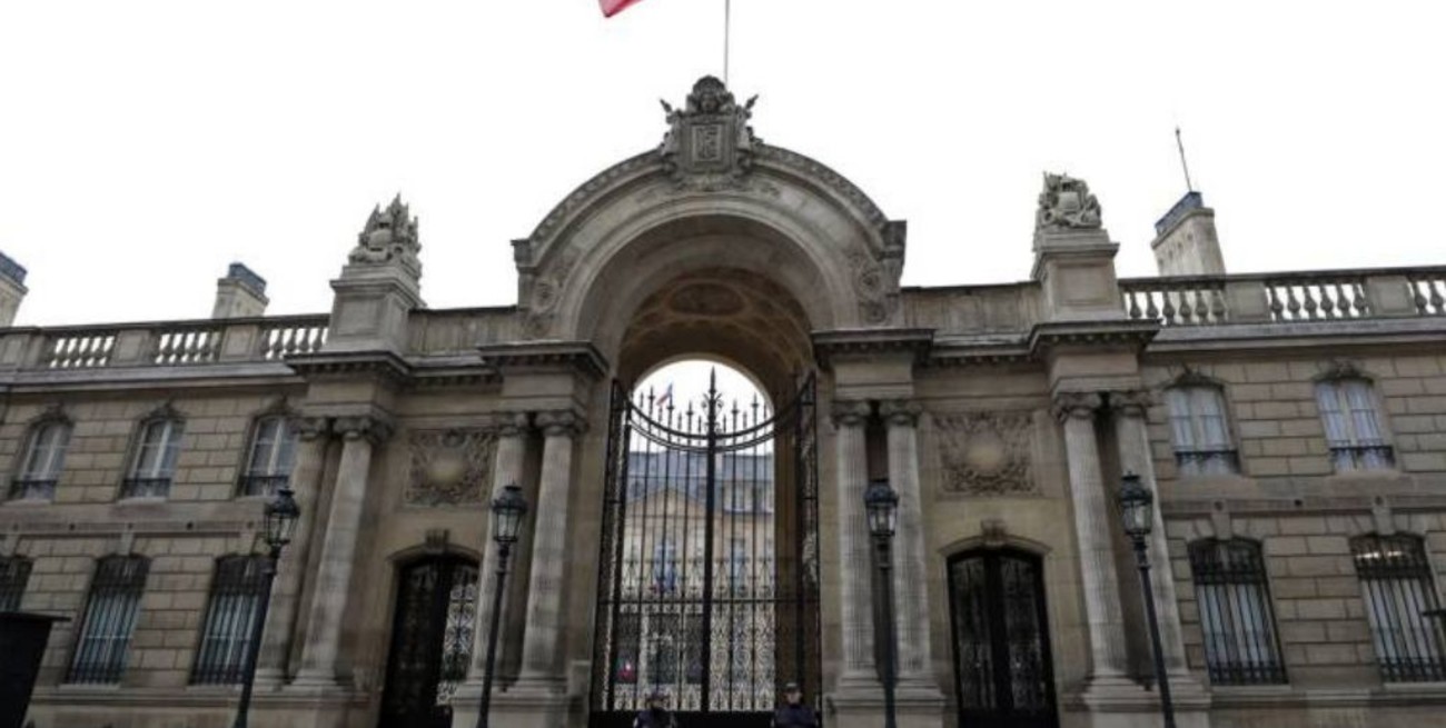 Investigan la presunta violación de una soldado en el palacio presidencial de Francia