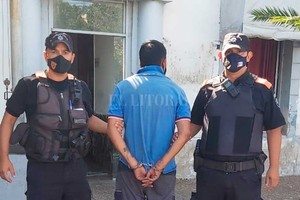 ELLITORAL_430417 |  Prensa URI Agentes de la Policía Comunitaria le dieron la voz de alto en Mitre al 7500 y lo trasladaron a la Seccional 8va.